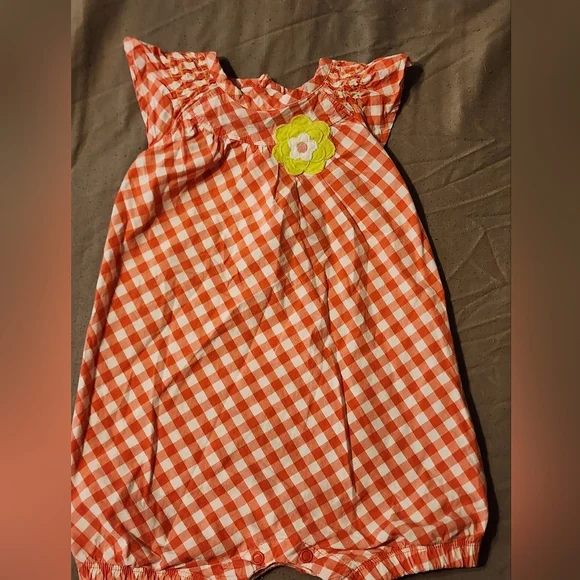 Carters 9 month romper - Picture 1 of 3